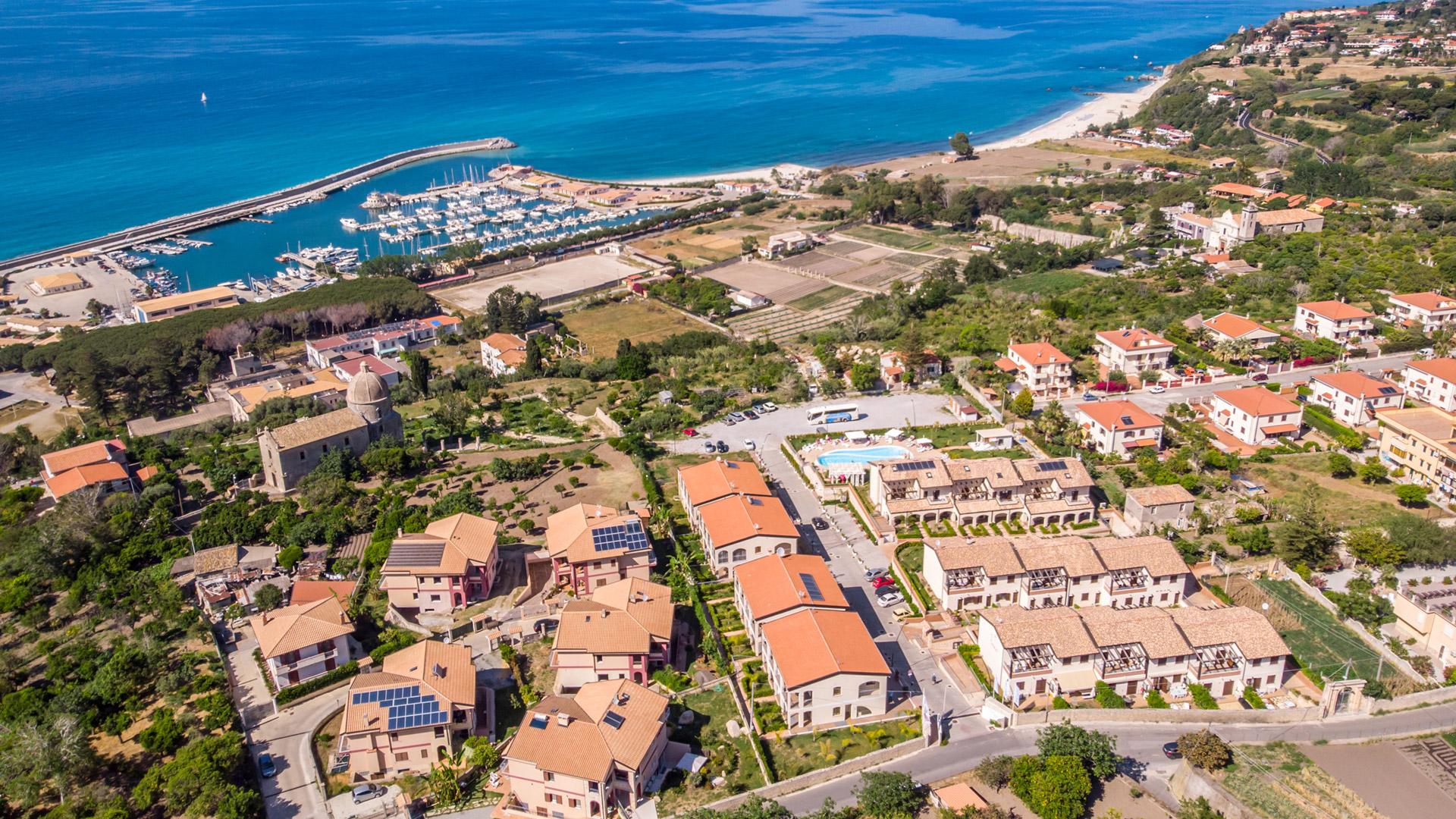 Vista aerea di Tropea, con spiagge e mare cristallino in Calabria, Italia.