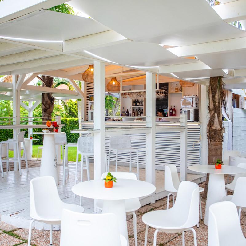 Buffet per colazione con croissant, frutta, dolci e crema spalmabile.