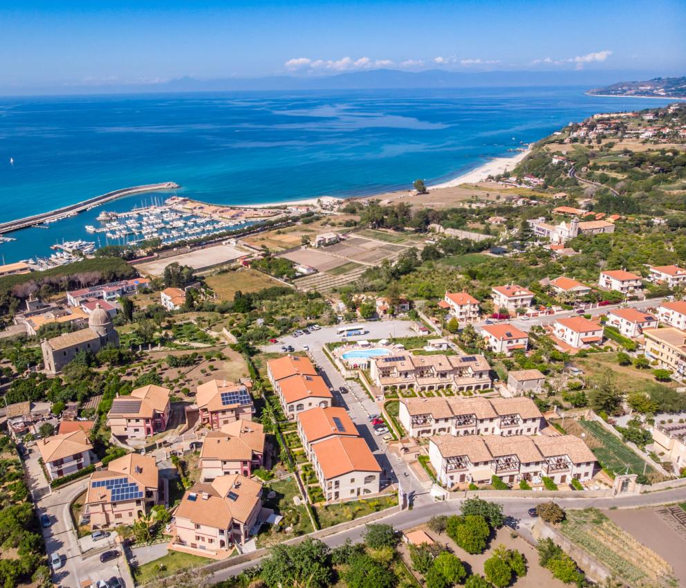 Vista aerea di Tropea, con spiagge e mare cristallino in Calabria, Italia.